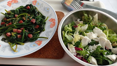 Espinacas con jamón y ensalada variada