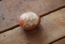 huevos de pascua teñidos con cebolla