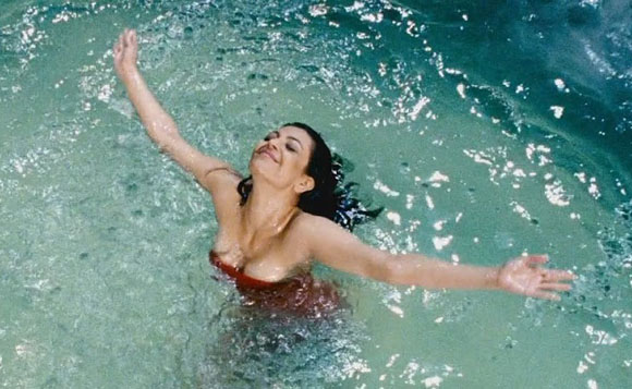 Kajal Agarwal Hot Cleavage Show in Dhada Movie