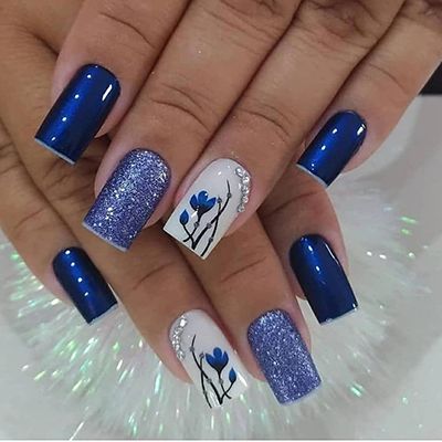 unhas azuis com pedrinhas