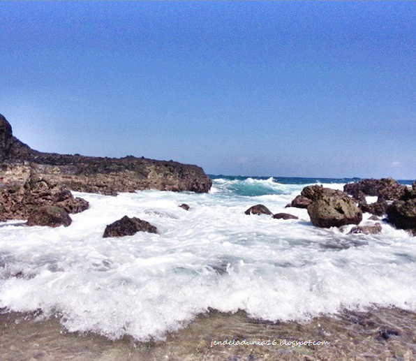 [http://FindWisata.blogspot.com] Pantai Nambung Lombok, Pantai Yang Memiliki Pesona Alam Yang Luar Biasa Dan Air Terjun Yang Berada Di Tengah Pantai