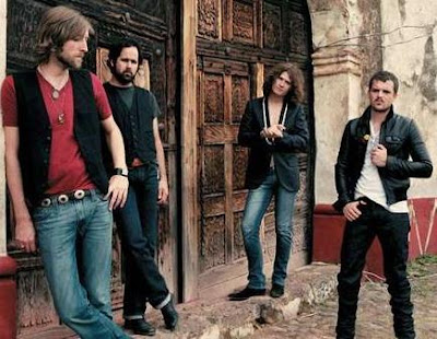 Foto del grupo The Killers posando al aire libre