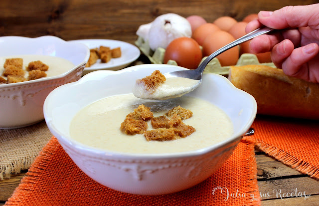 Sopa de ajo cremosa. Julia y sus recetas