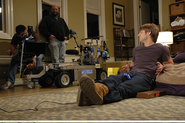 benjamin mckenzie and adam brody hang out in the pool house behind the scenes the o.c.