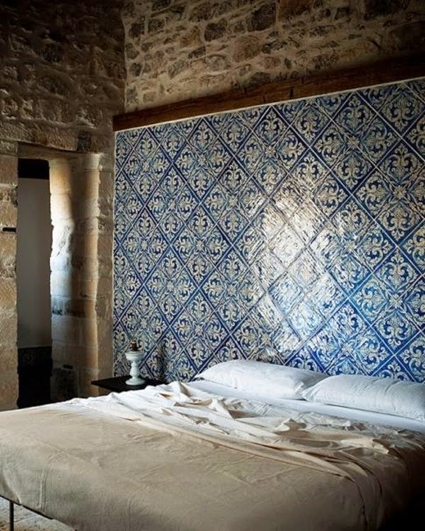parete-con-ceramiche-indaco