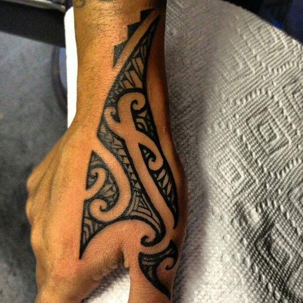 Vemos tatuaje maori en la mano