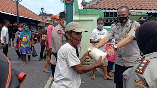 Polsek Kraton Salurkan Zakat Fitrah Ke Warga Membutuhkan