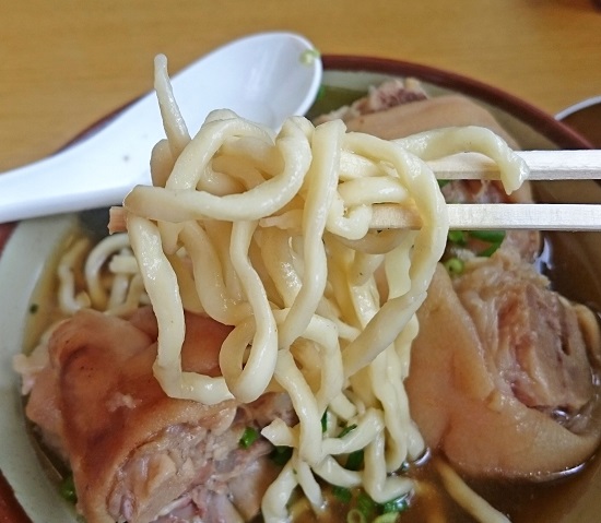 てびちそばの麺の写真