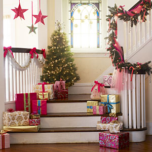 Easy Home Decor Ideas: How to Decorate Staircase during Christmas?