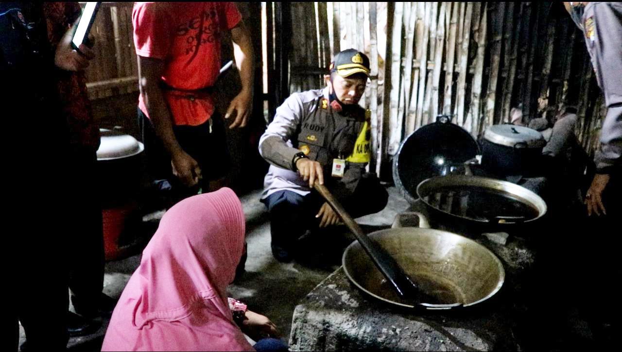 Datangi Penderes Gula Merah, Kapolres Kebumen Bagikan Sembako