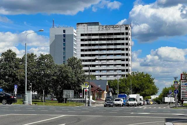 Варшавское шоссе, Проектируемый проезд № 5150, заброшенное недостроенное здание Института точной механики и вычислительной техники имени С. А. Лебедева