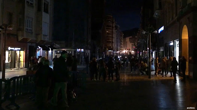 El paseo de los Fueros sin iluminación durante un espectáculo de carnaval