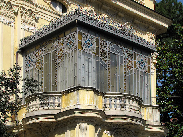 Ornate eranda, closed balcony, Via Piemonte, Rome