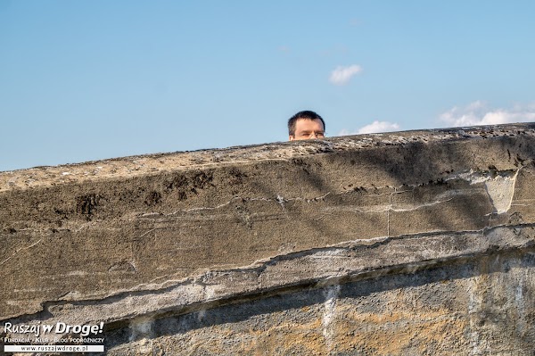 Różany betonowy most