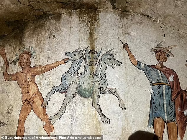 'Tumba de Cérbero' descoberta por arqueólogos na Itália.