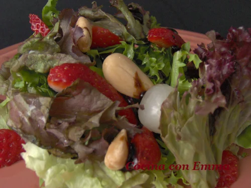 Ensalada con frutos secos y fresas.