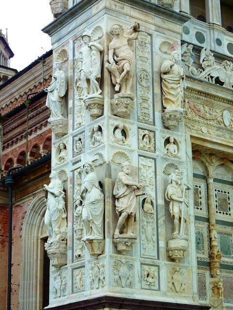 Detalle del lateral izquierdo de la fachada de la Cartuja de Pavia