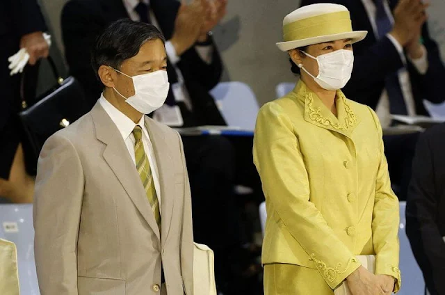 Emperor Naruhito is wearing the same suit and tie he wore 25 years ago. Empress Masako wore a yellow tweed skirt suit