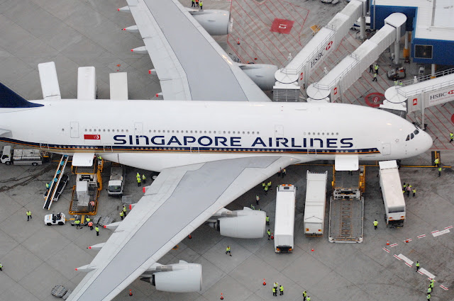 Airbus A380'e Sydney Havalimanında kargo, gıda ve yolcu yüklemesi yapılıyor...