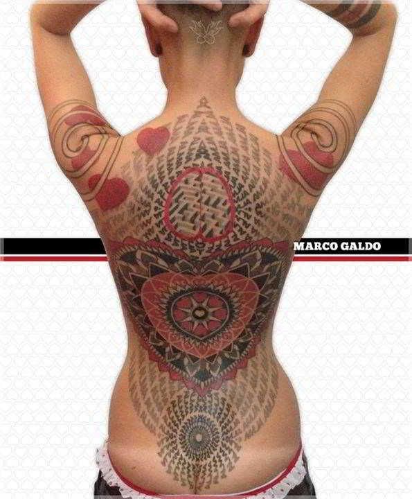 Vemos a una mujer con tatuajes geometricos 