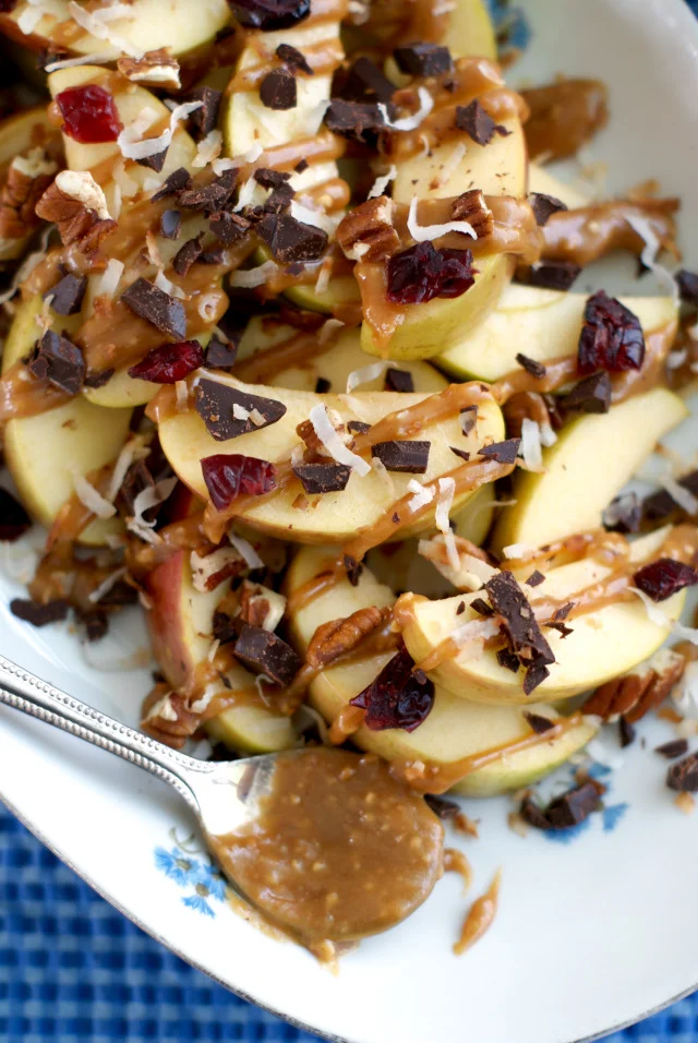 Apple Nachos | thetwobiteclub.com