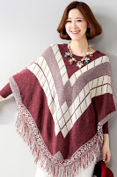 Bluza tricotata tip poncho, cu model si ciucurei