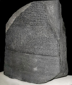 [Viajando na História] O mês de Julho na História - Descoberta da Pedra de Roseta que possibilitou a tradução dos hieróglifos egípcios
