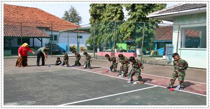 Anak TK Mengajak Bermain Dandim Pati