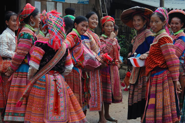 Do đặc tính địa lý, mỗi năm, Hoàng Su Phì chỉ có một vụ lúa. Ngoài mùa lúa chín, du khách cũng rất thích thú với hình ảnh vùng đất này trong mùa nước đổ. Khi đó, những thửa ruộng bậc thang lấp lánh ánh bạc ẩn hiện nơi lưng chừng núi khiến các vị khách thập phương phải ngỡ ngàng.