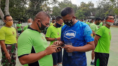 Serukan Bijak Dalam Bermedsos, Dandim Loteng Cek Gadget Prajurit