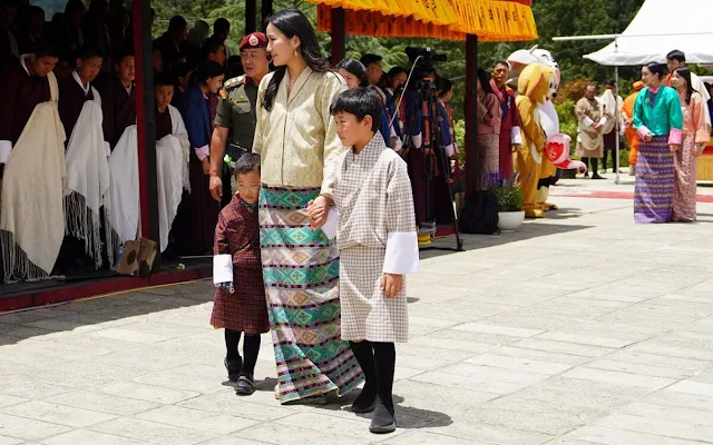 King Jigme Khesar Namgyel, Queen Jetsun Pema, Princess Sonam, Princess Dechen and Princess Eeuphelma