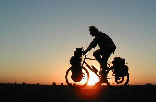 Viaja en bicicleta