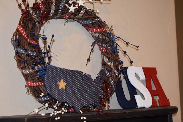 I love this easy 15 minute patriotic wreath!  I can use it for Memorial Day and the 4th of July.