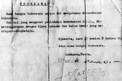  Soekarno dan Hatta atas nama seluruh bangsa Indonesia membacakan teks proklamasi yang isi Isi Teks Proklamasi Republik Indonesia