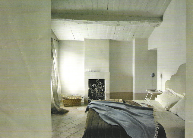 Serene bedroom design via Côté Maisons, edited by lb for linenandlavender.net