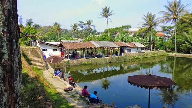 Suasana Tempat Memancing di Lembah Indah Padalarang.