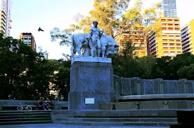 Paisaje Urbano.Monumento en Plaza Alemania