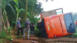 Bus Pariwisata Jemaat GPDI Bogor Terguling di Cijedil Cugenang