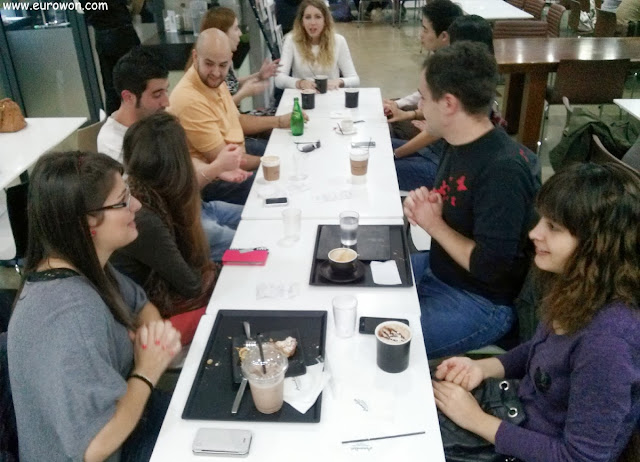 Hispanos charlando en una cafetería de Seúl