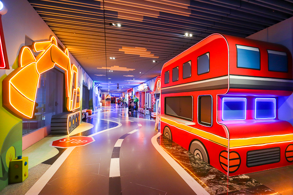 「異想新樂園」台灣最大3000坪室內親子樂園，宙影幻鏡傳奇超夢幻