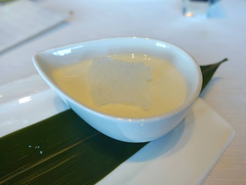 Tin Lung Heen (天龍軒) - Michelin starred Cantonese fine-dining restaurant Ritz Carlton Hotel with amazing harbour view - Chilled milk pudding with snow swallow (雪燕鮮奶布甸)