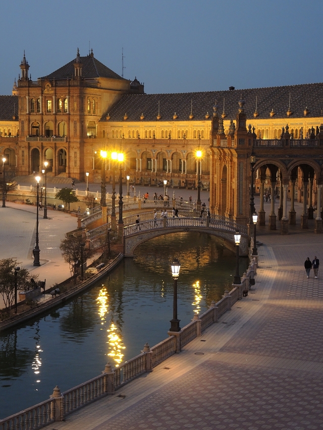 Sevilla: de Plaza de Espagna by night
