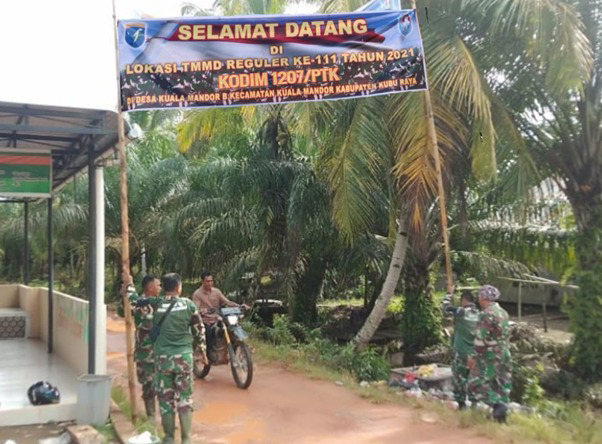 Pemasangan BannerSelamat Datang di Lokasi TMMD Ke-111 TA. 2021 Kodim 1207/Pontianak