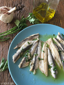 boquerones-aliñados-con-ajo-perejil-y-aceite-de-oliva-virgen