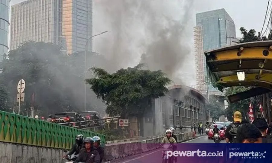 BREAKING NEWS: Halte Transjakarta Tendean Kebakaran, 8 Mobil Pemadam Dikerahkan