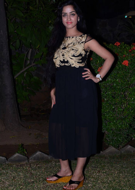 tamil actress divya sing hot in black dress