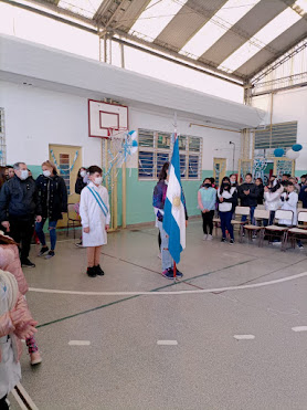 Foto: Abanderada con sus escoltas.