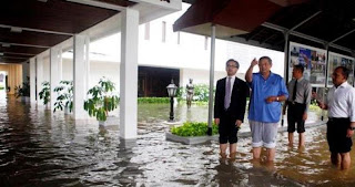 Gambar SBY lihat Banjir Jakarta 2013