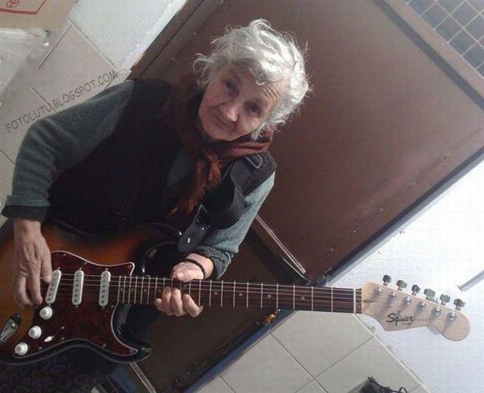 Nenek Lucu Gitaris, Sekali Gitaris Tetep Gitaris