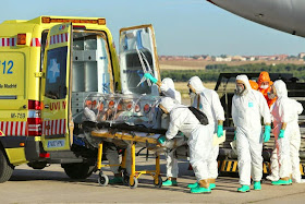 sanitarios transportando enfermo de ébola